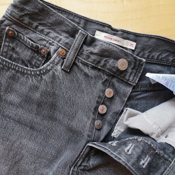 The Levi's Wedgie Short in Dark Grey for Women, size 25 - Picture 4 of 6